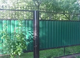 Секционный забор из профнастила и сетки на железных столбах