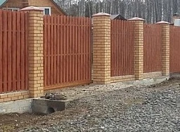 Забор шахматка из евроштакетника на кирпичных столбах для 10 соток